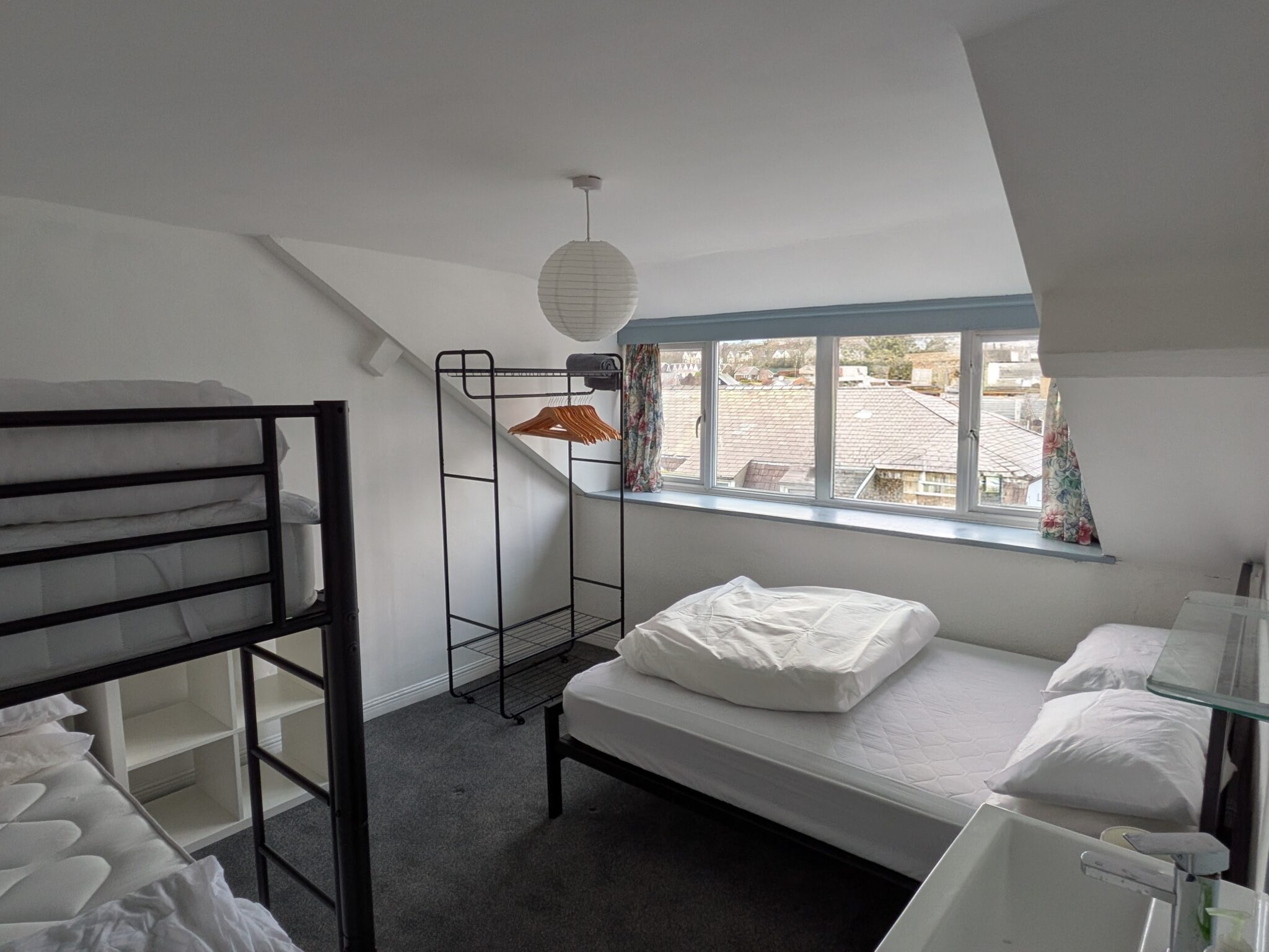 Room 12 - 3rd floor bedroom with vanity unit